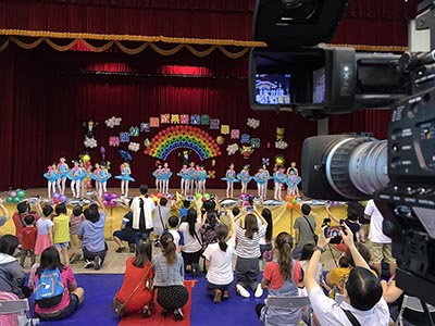 園長非常熱心對小朋友細心 對畢業典禮表演也很下功夫